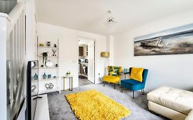 2-Bedroom Holiday Home With Private Garden & Parking